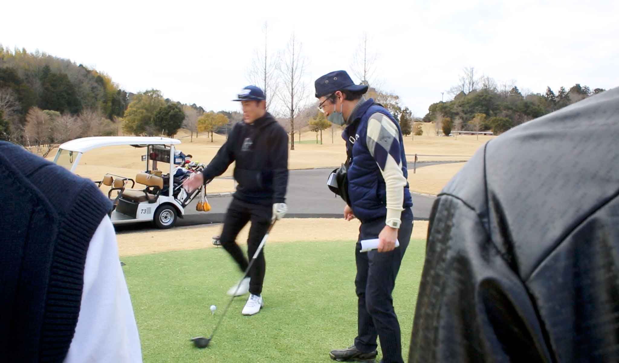 ベアズパウジャパンのスタートホールでの動画撮影風景、関西ゴルフサークル セブンエイトの湯浅光一さんと今西英隆さん