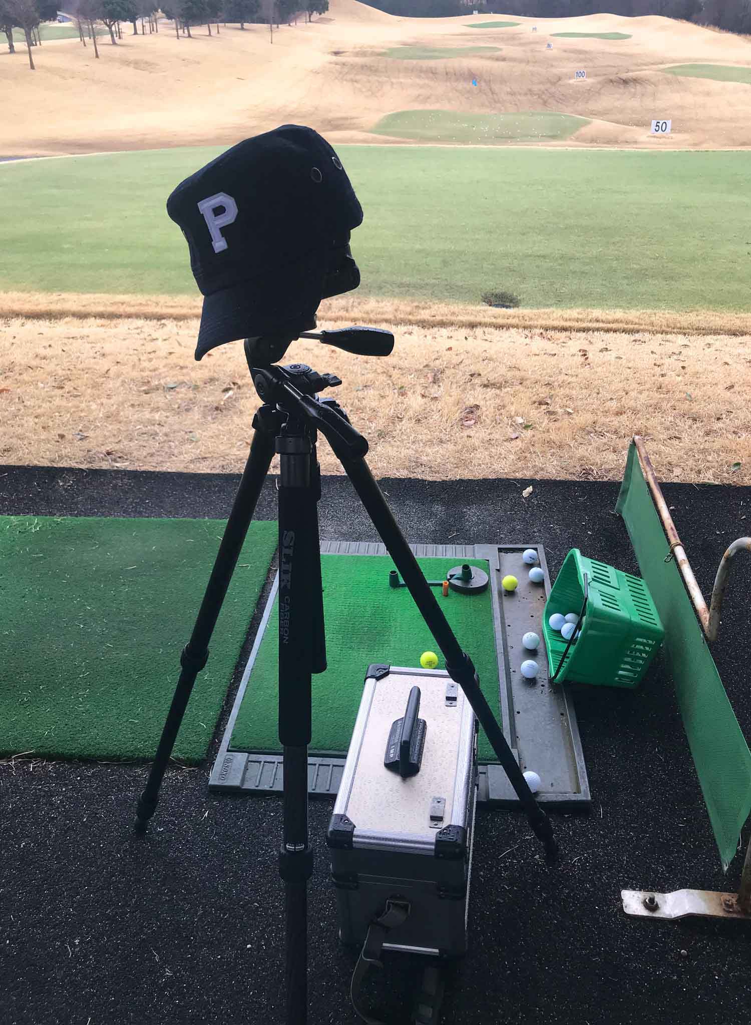 練習場で関西ゴルフサークル セブンエイトの動画撮影の準備