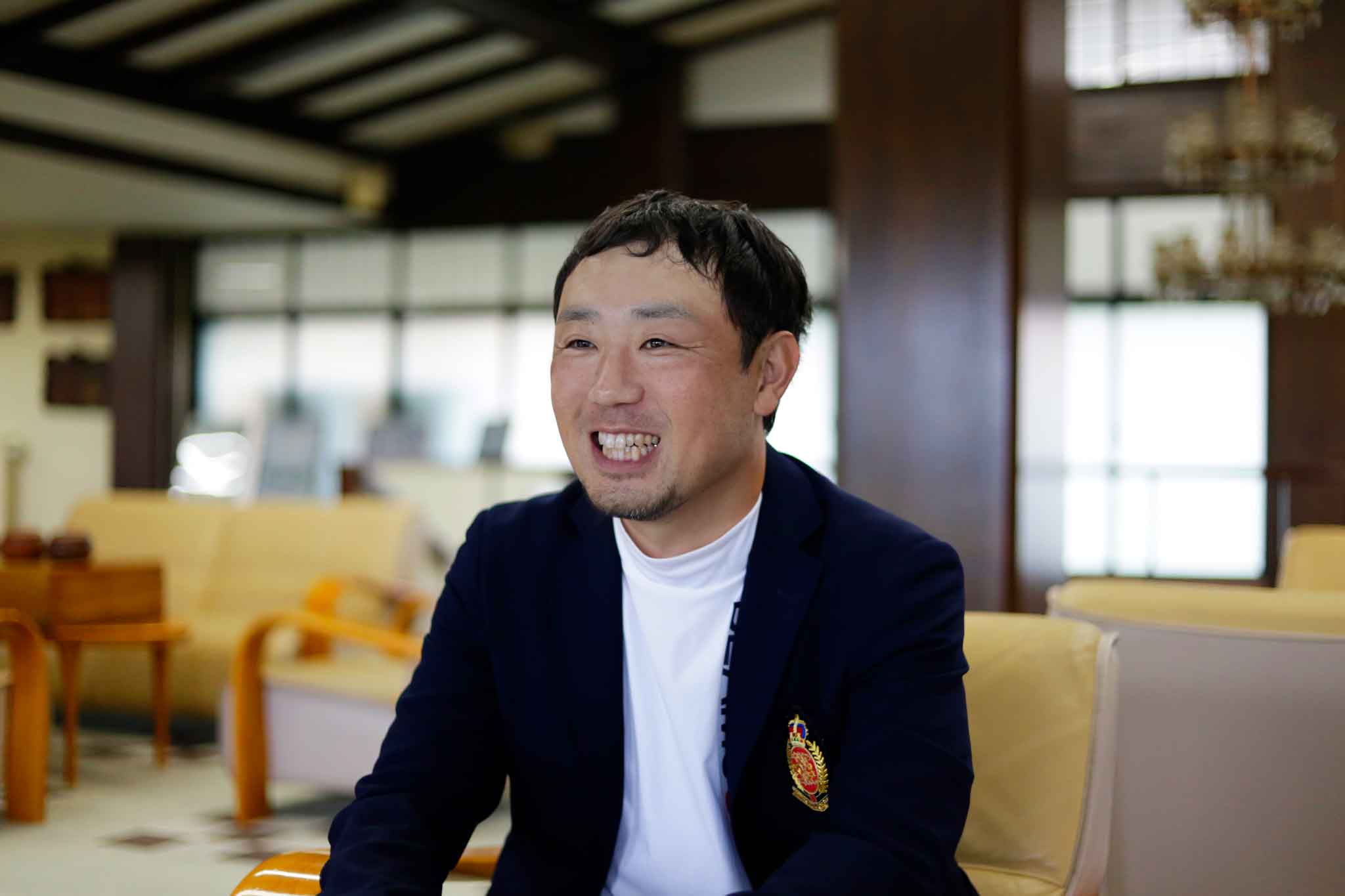 倶楽部ハウス内でインタビューを受ける平田雅也さん