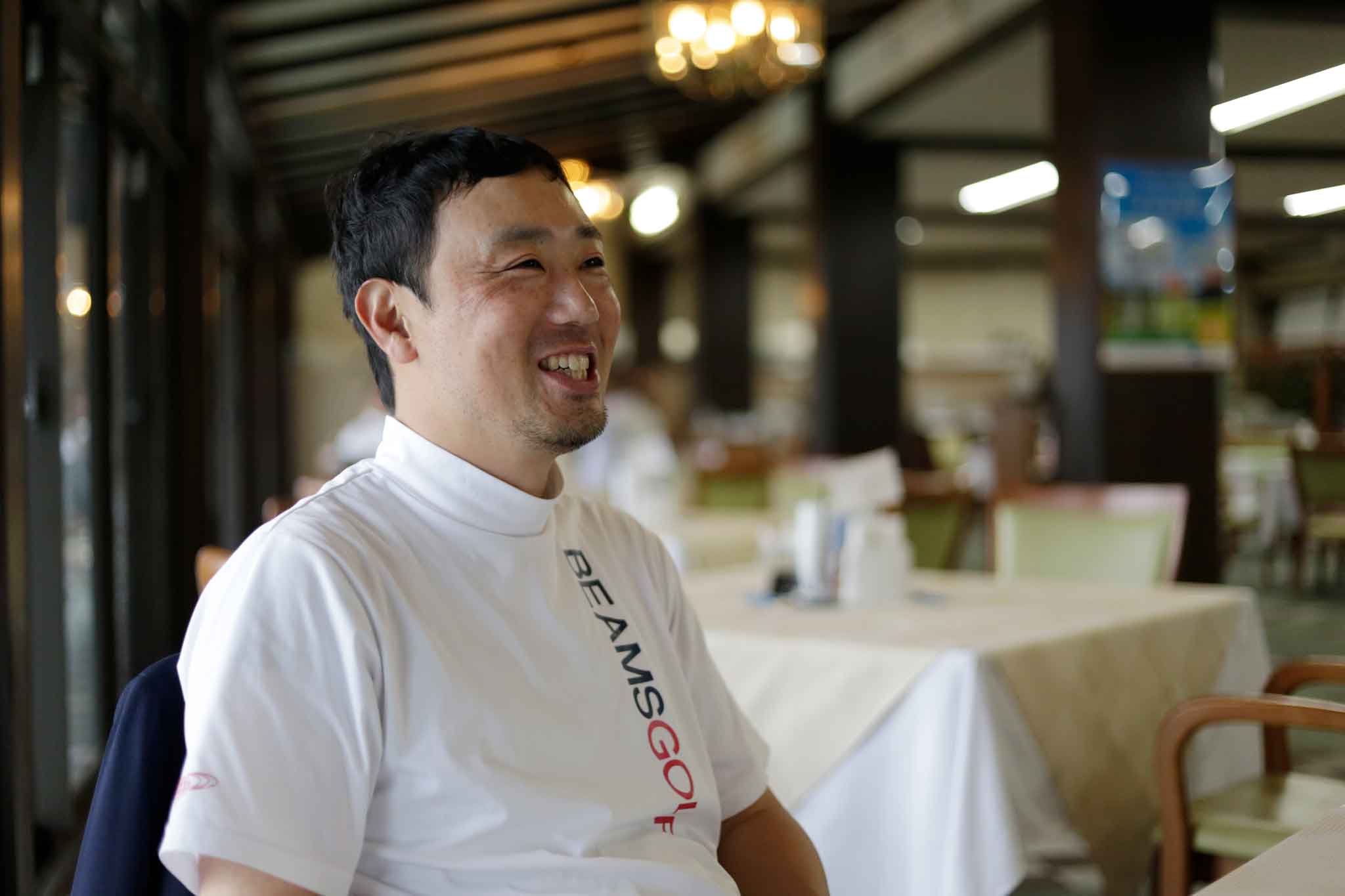 倶楽部ハウス内でインタビューを受ける平田雅也さん