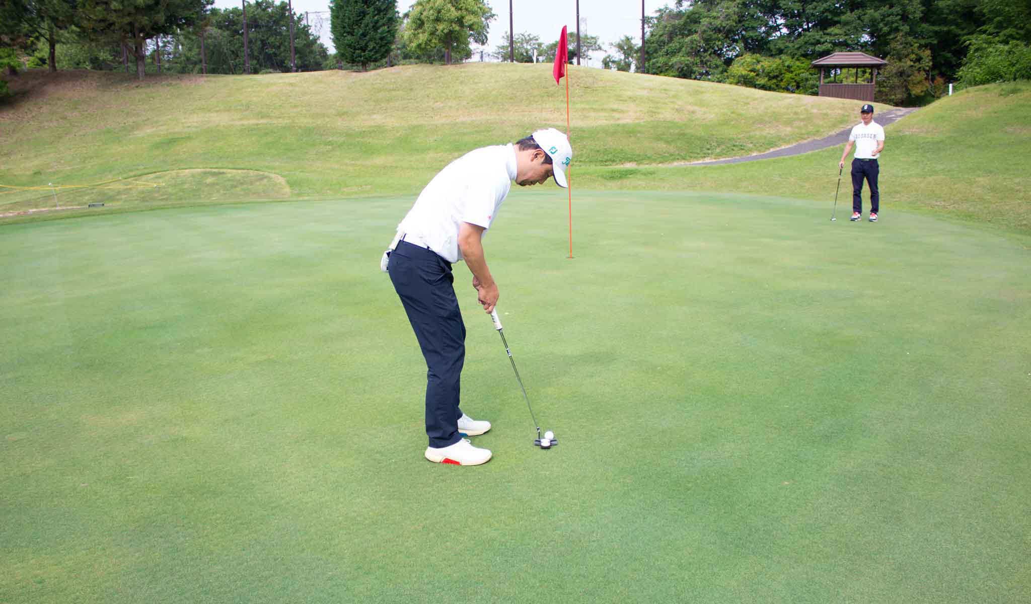 ラウンドでパッティングする平田さん
