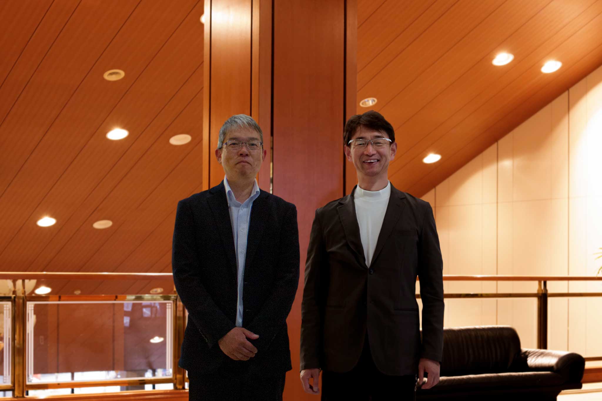 篠山ゴルフ倶楽部のロビーで支配人と記念写真する大江匡さん