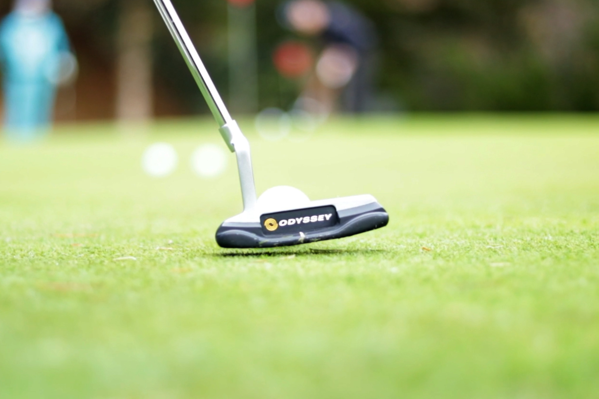 ラウンドでパッティングする大江さん