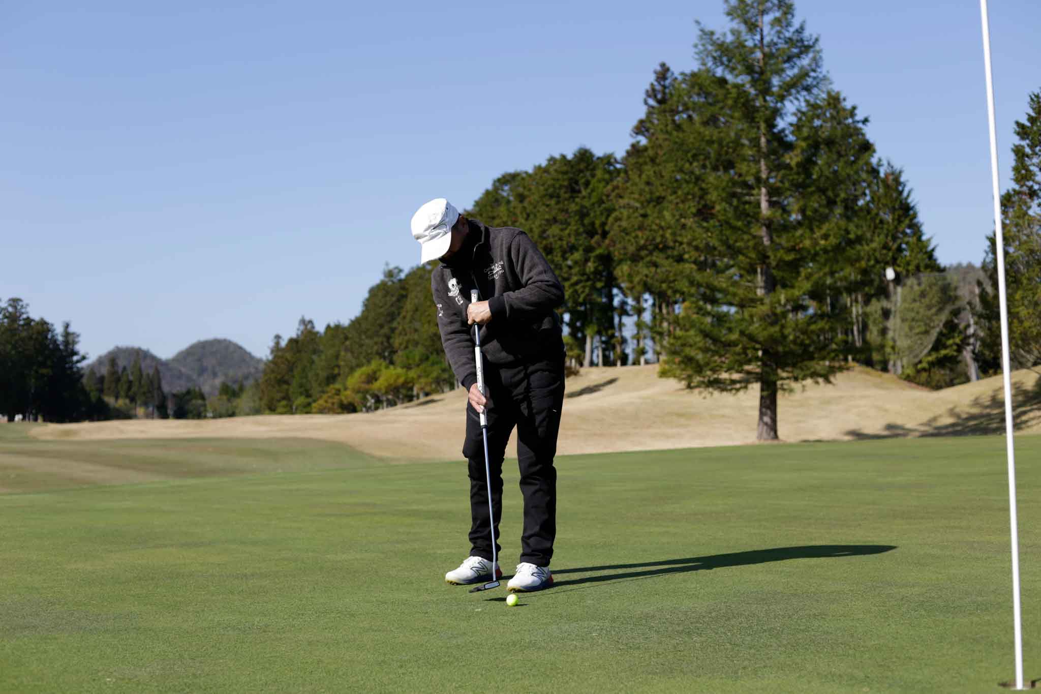 パッティングする大西均さん