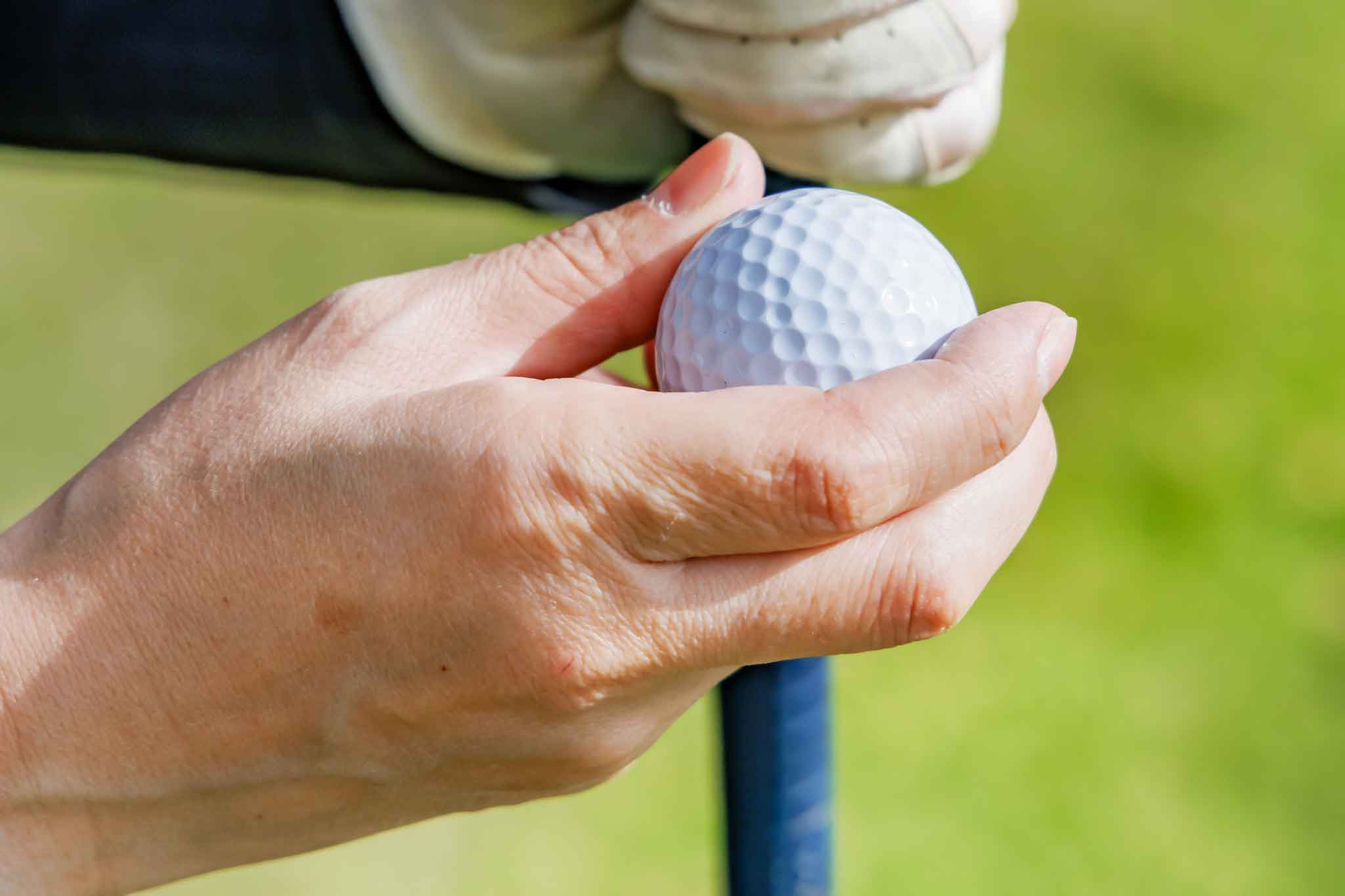 ボールを持つ手のアップ