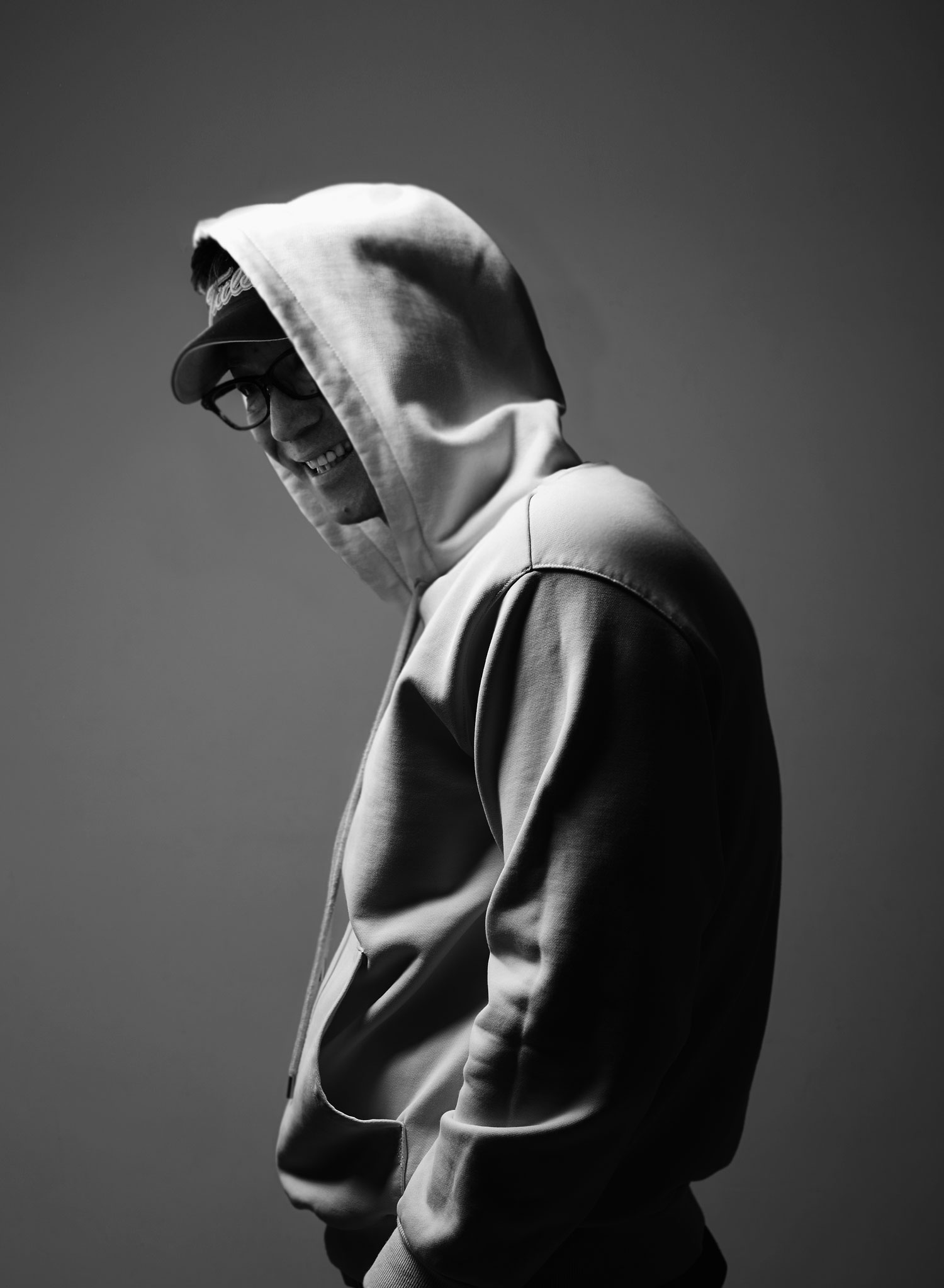 関西ゴルフサークル セブンエイトの湯浅光一さんがツワモノポーズをとって